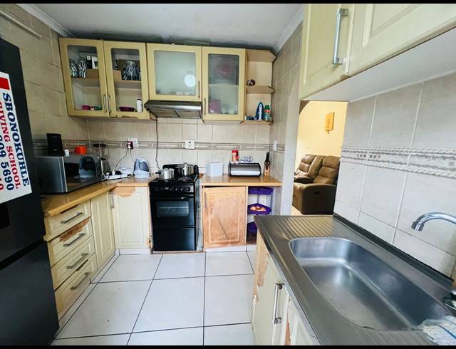 3 BEDROOM FREEHOLD FOR SALE IN NEWLANDS WEST